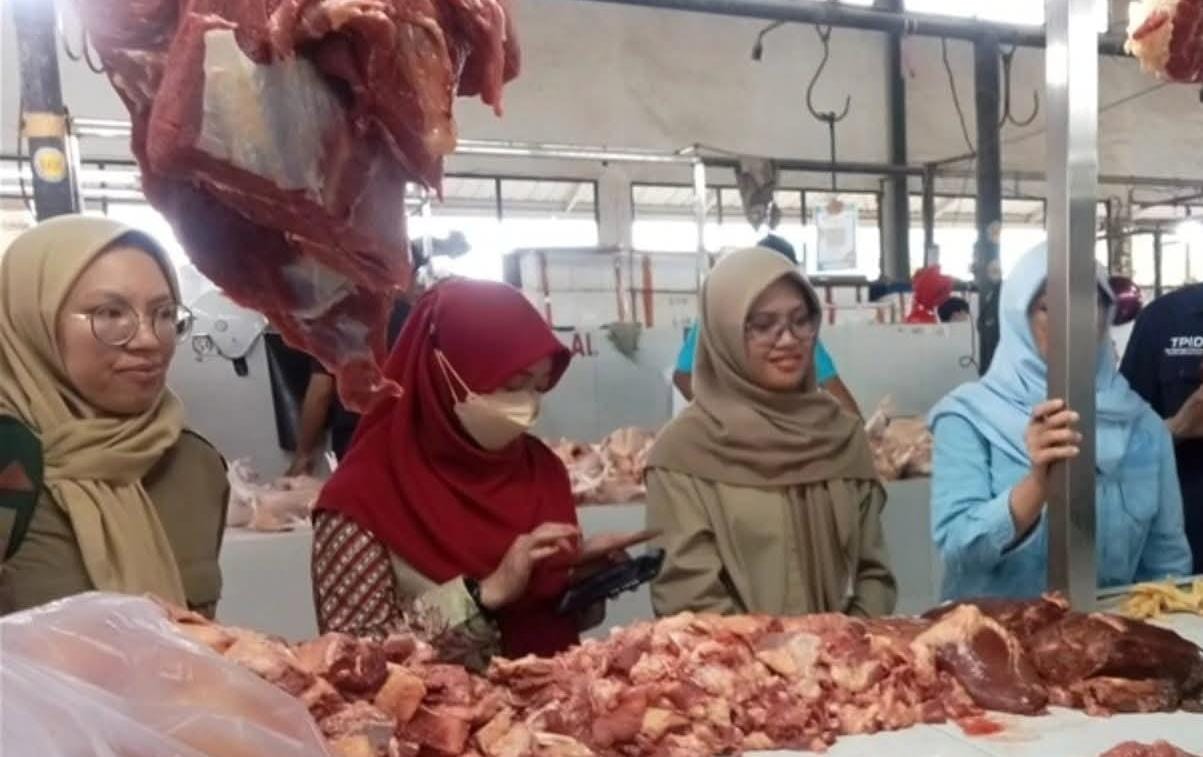 PEMANTAUAN: Petugas melakukan pemantauan stok dan harga daging di Pasar Induk, Tanjung Selor.