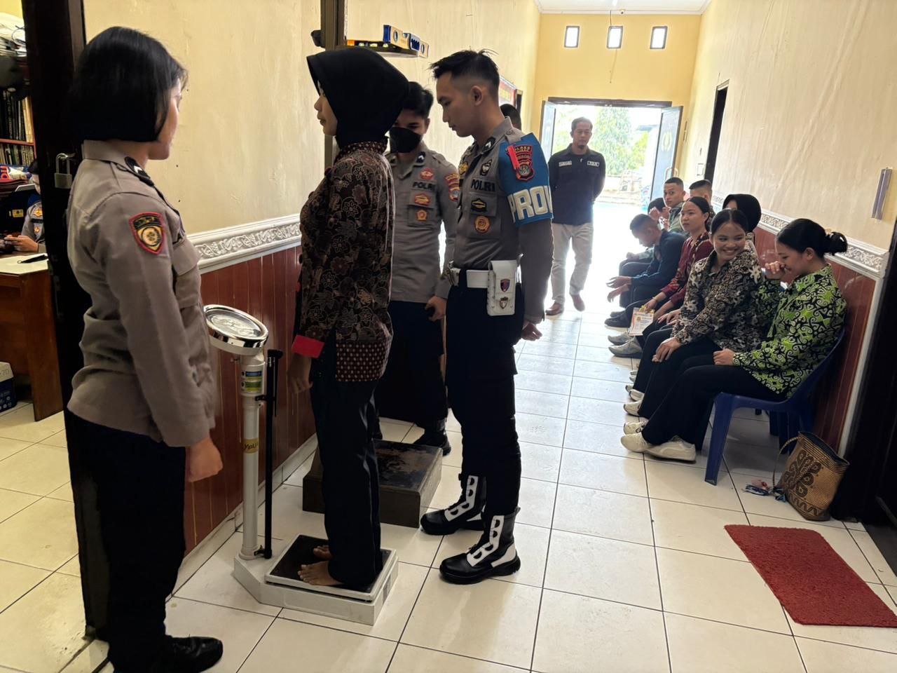 DAFTAR: Suasana proses pendaftaran calon siswa Polri di Mapolres Malinau, terlihat beberapa casis sedang mengantri untuk proses pendaftaran.