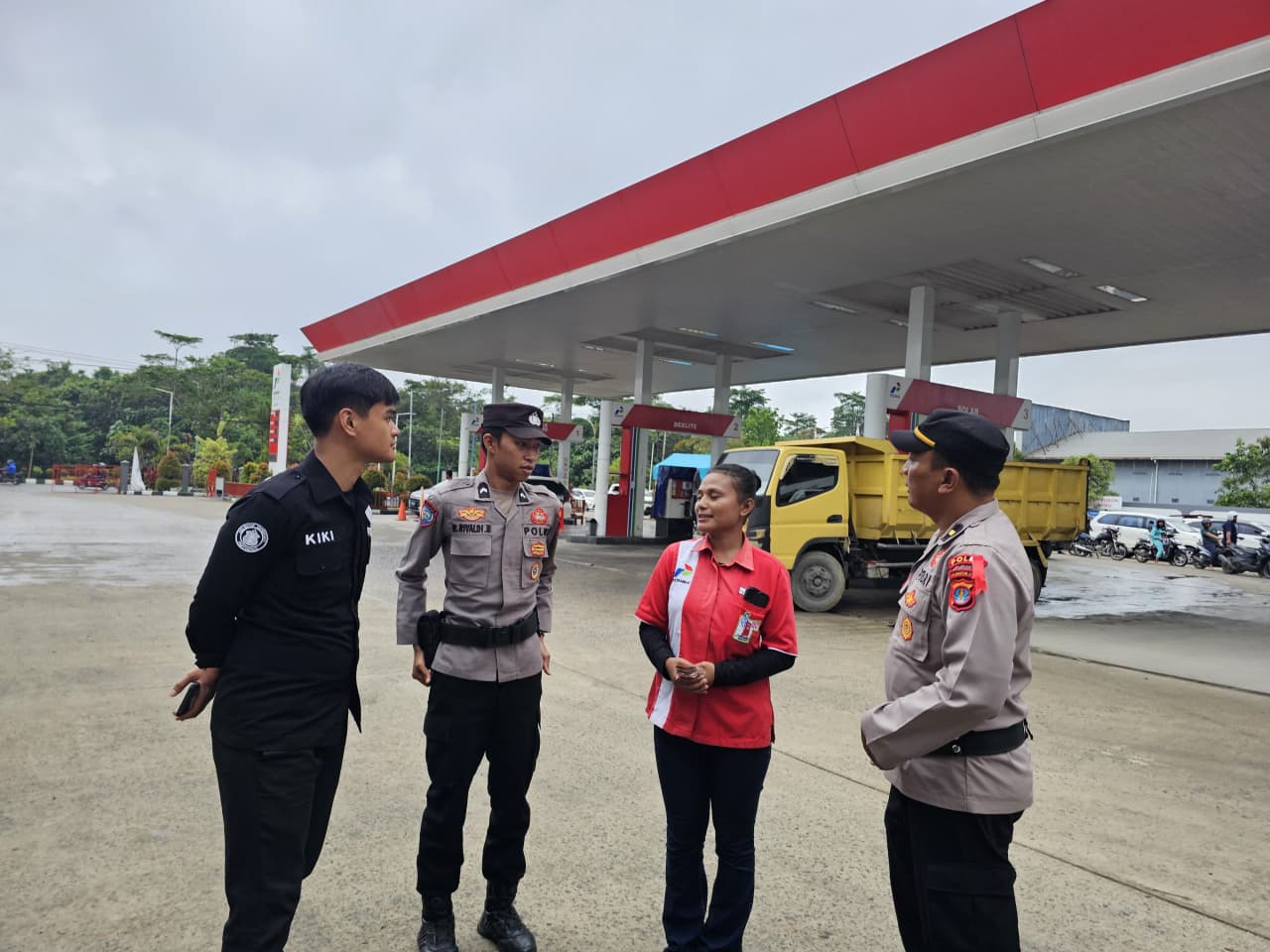 PENGAWASAN: Personel Polda Kaltara melakukan pengawasan di SPBU Bulungan.