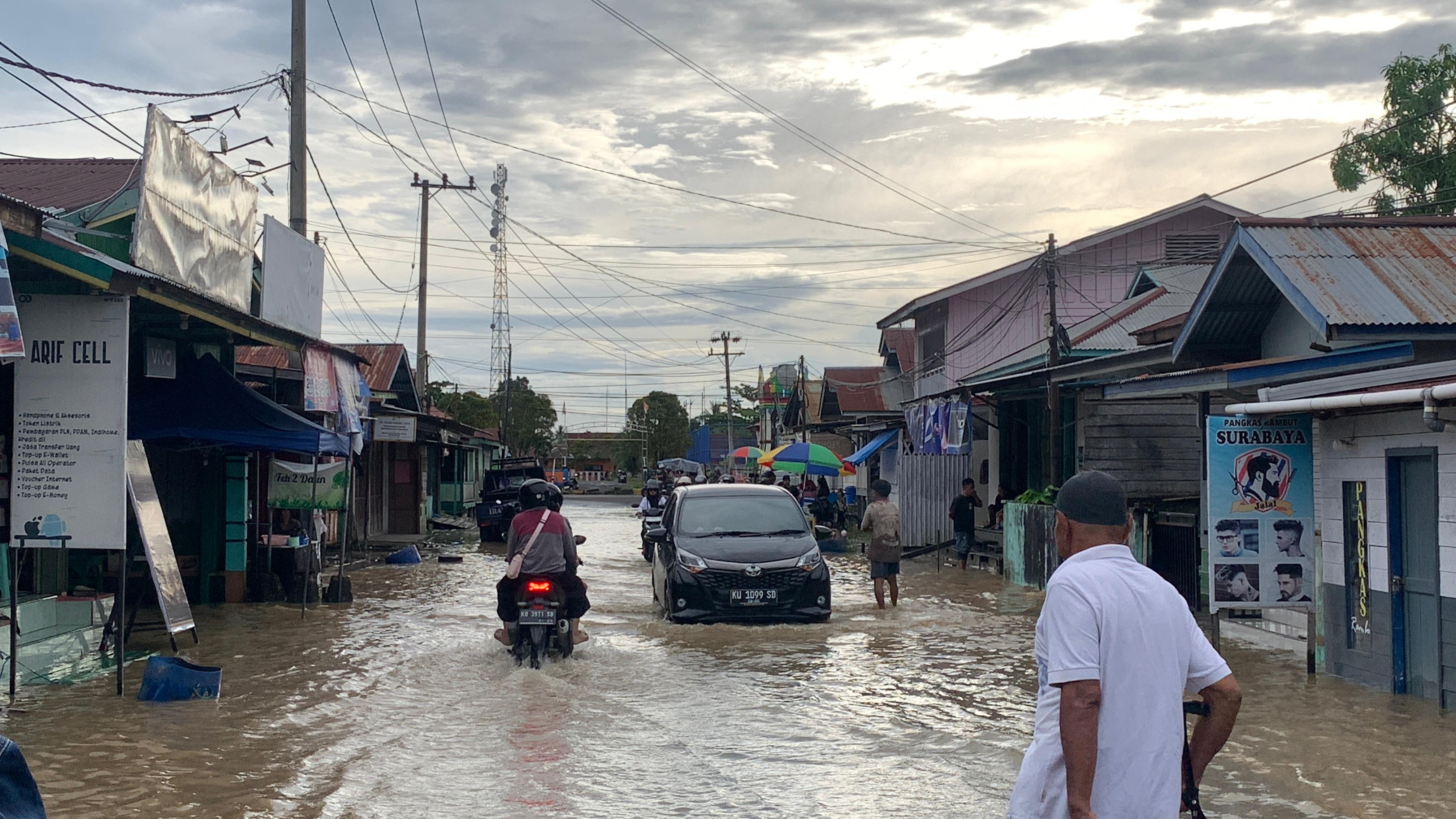 TERUs NAIK: Kondisi banjir pada Rabu (18/3), di wilayah Malinau Kota, debit air terus naik hingga malam hari.