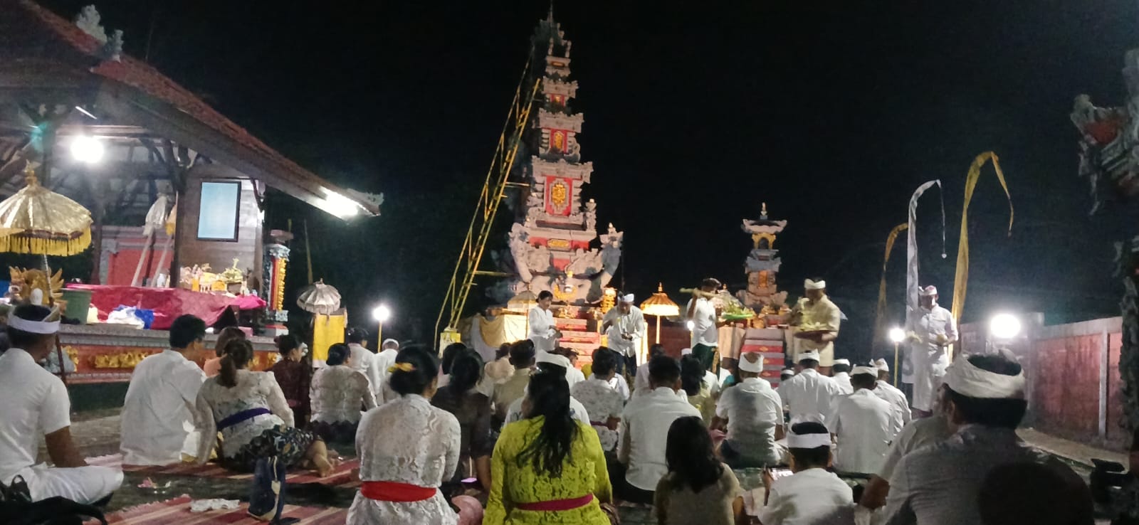 KHIDMAT: Ratusan Umat Hindu Tarakan melaksanakan ibadah Tawur Agung Kesanga.  