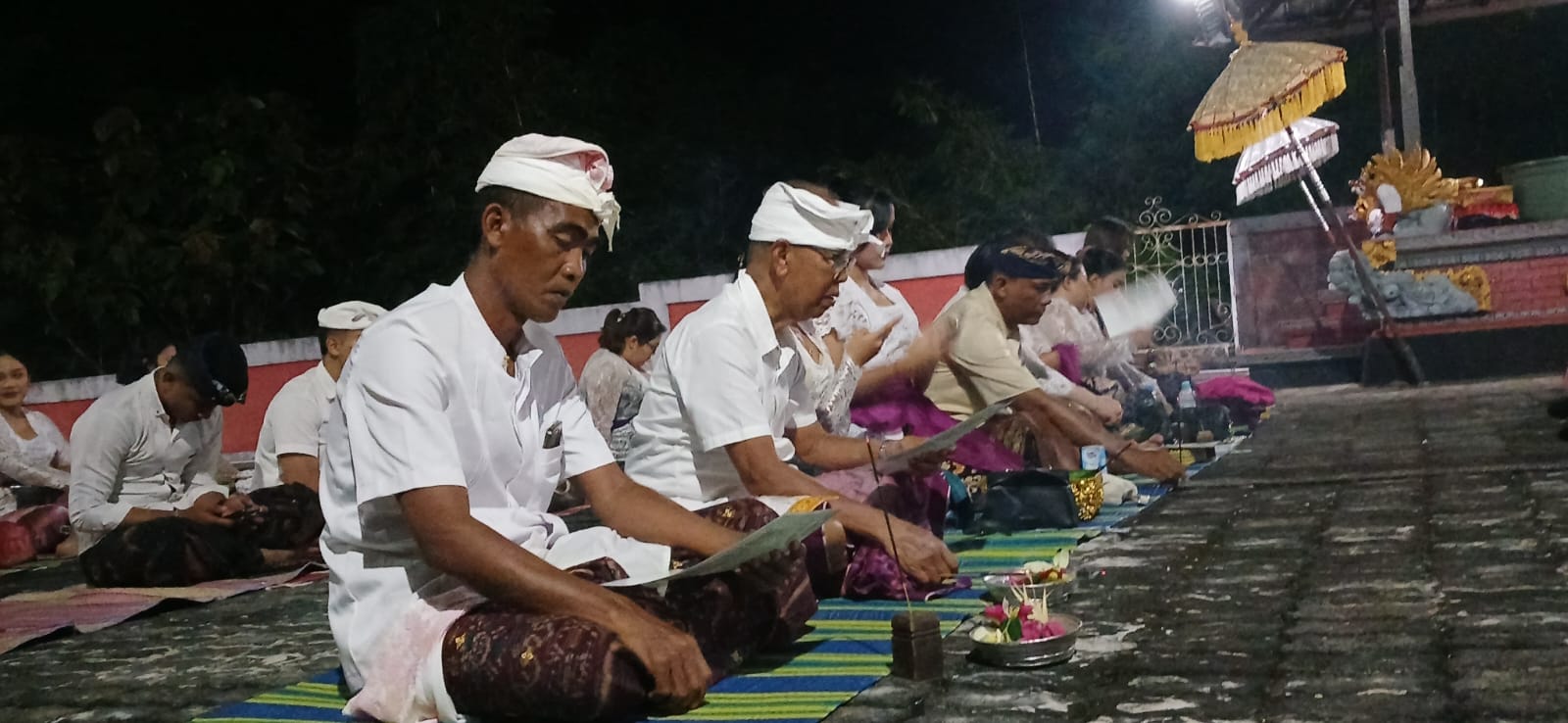 KHIDMAT: Ratusan Umat Hindu Tarakan melaksanakan ibadah Tawur Agung Kesanga.