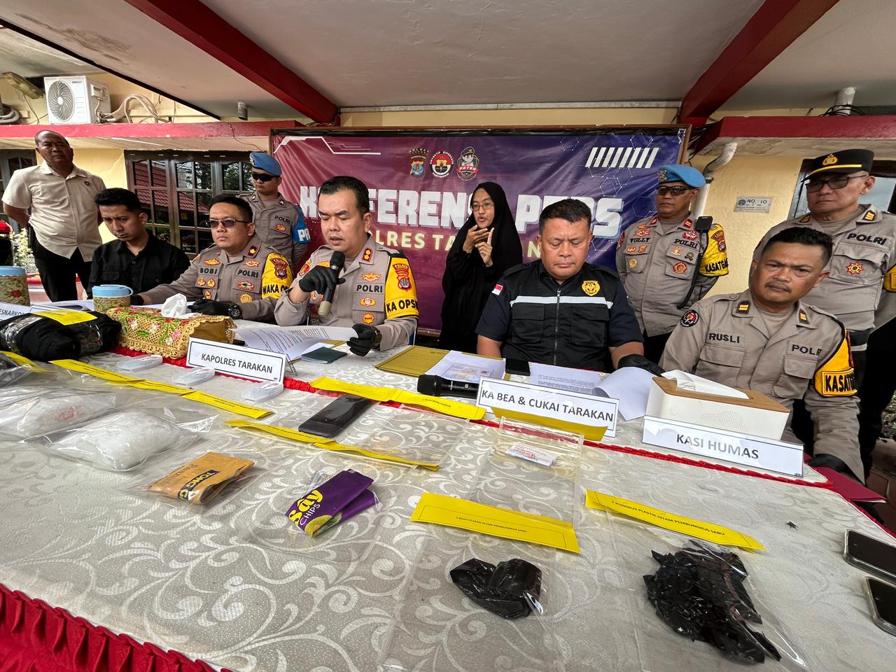 KONFRENSI PERS: Sejumlah barang bukti berhasil diamankan dari pengungkapan penyelundupan sabu di Pelabuhan Malundung. 