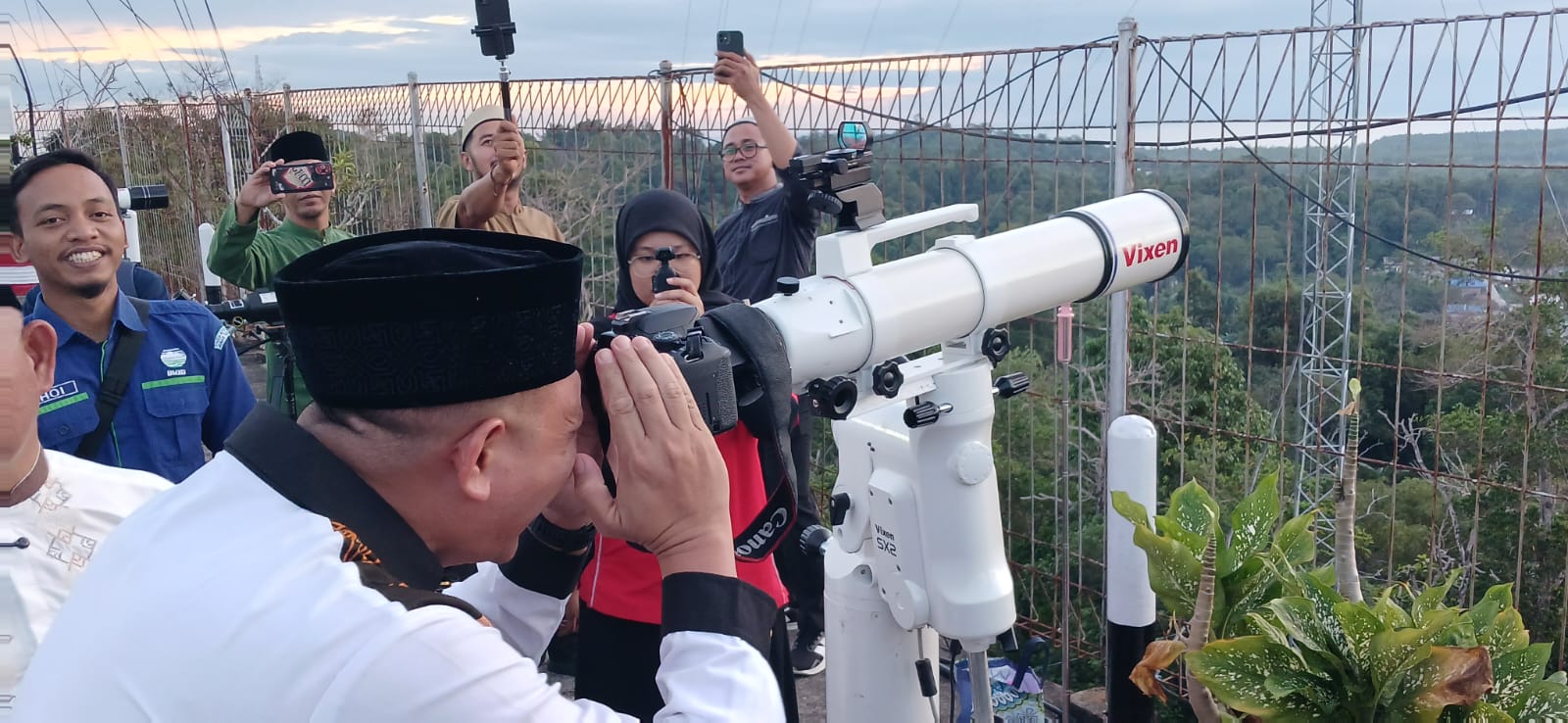 MELIHAT : Wali Kota Tarakan dr Khairul saat melakukan pemantauan hilal yang berlangsung di Satradar Tarakan pada Kamis (19/3).