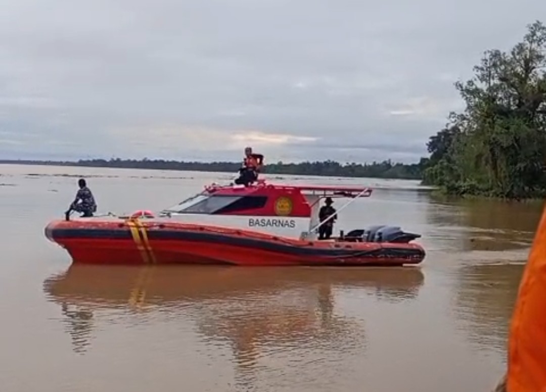 PENYISIRAN: Basarnas Tarakan mulai melakukan pencarian korban jatuh di Sungai Sesayap. (FOTO: ISTIMEWA)