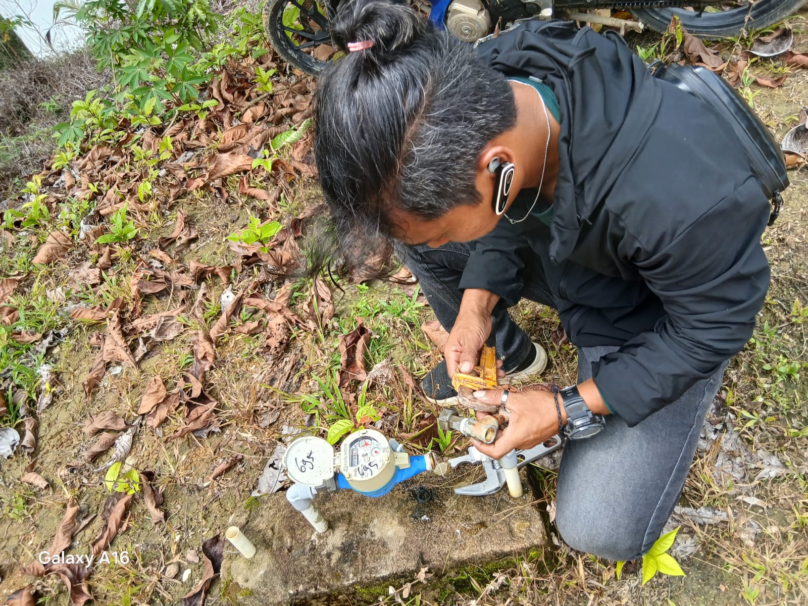 SIAGA: Petugas Perumda Air Minum Danum Benuanta saat memeriksa jaringan pipa.