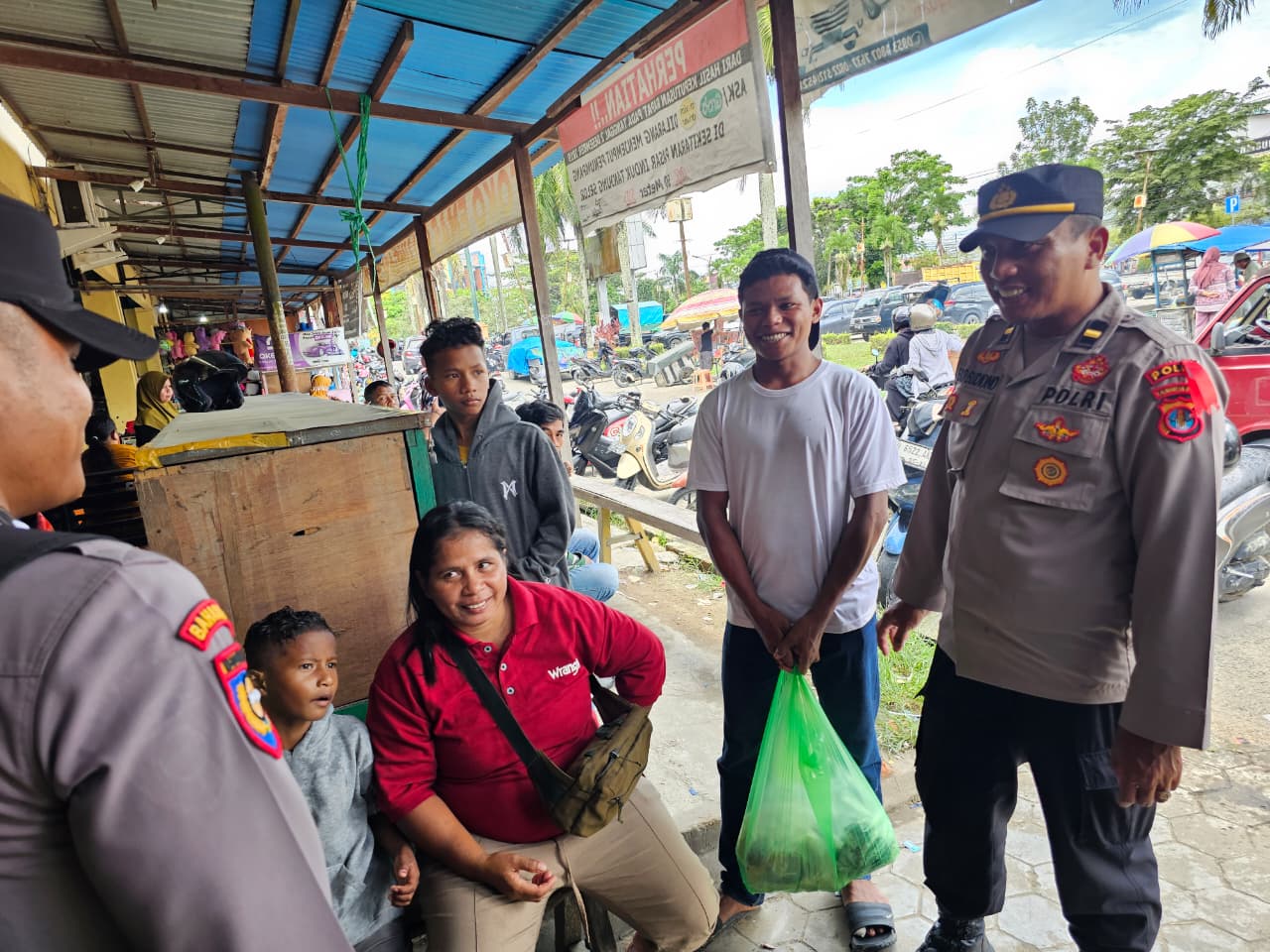 ANTISIPASI: Personel Polda Kaltara memberikan edukasi kepada masyarakat.