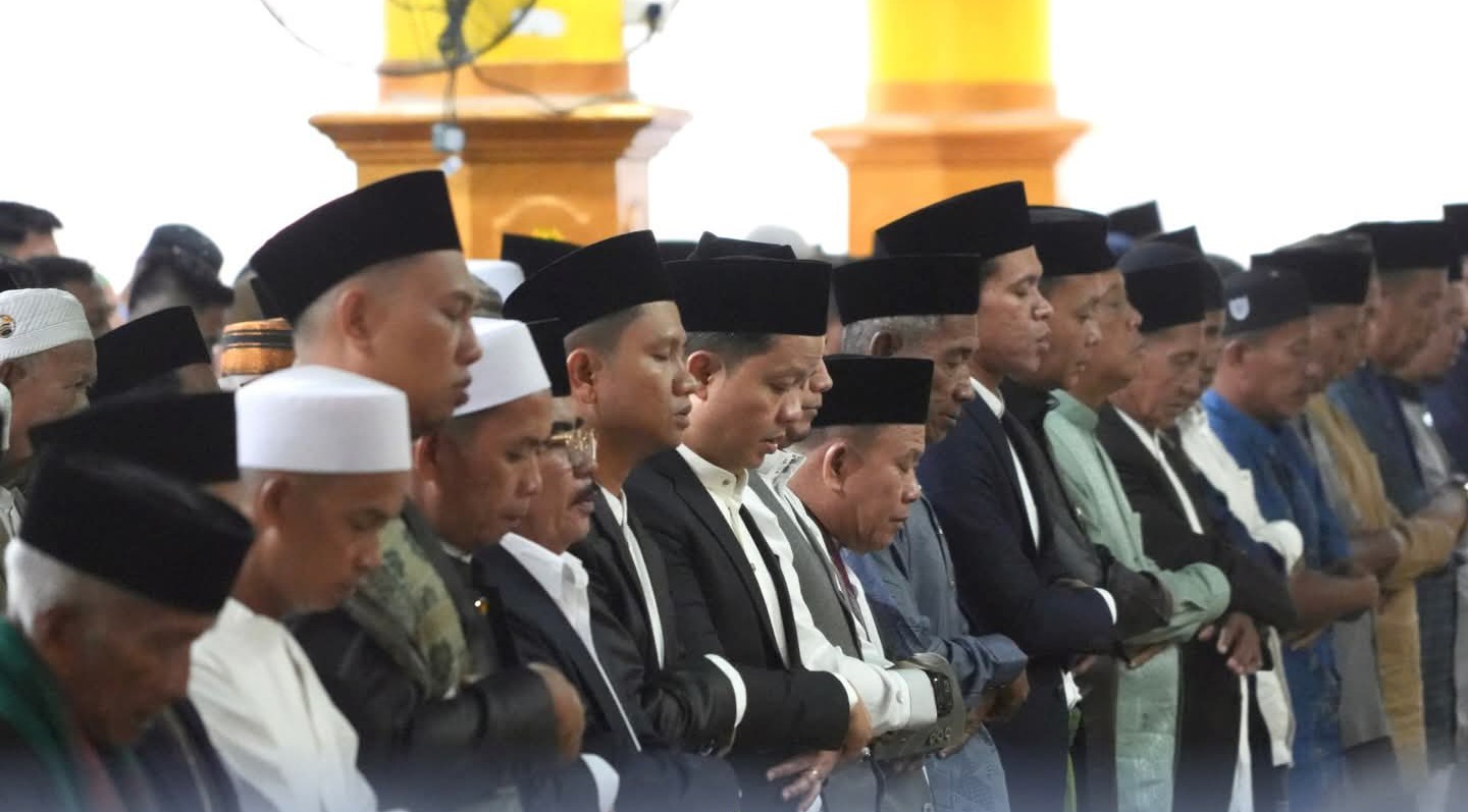 KHUSYUK: Bupati Ibrahim Ali melaksanakan salat Id di Masjid Agung At-Taqwa Tideng Pale. (DOK DISKIMFO)