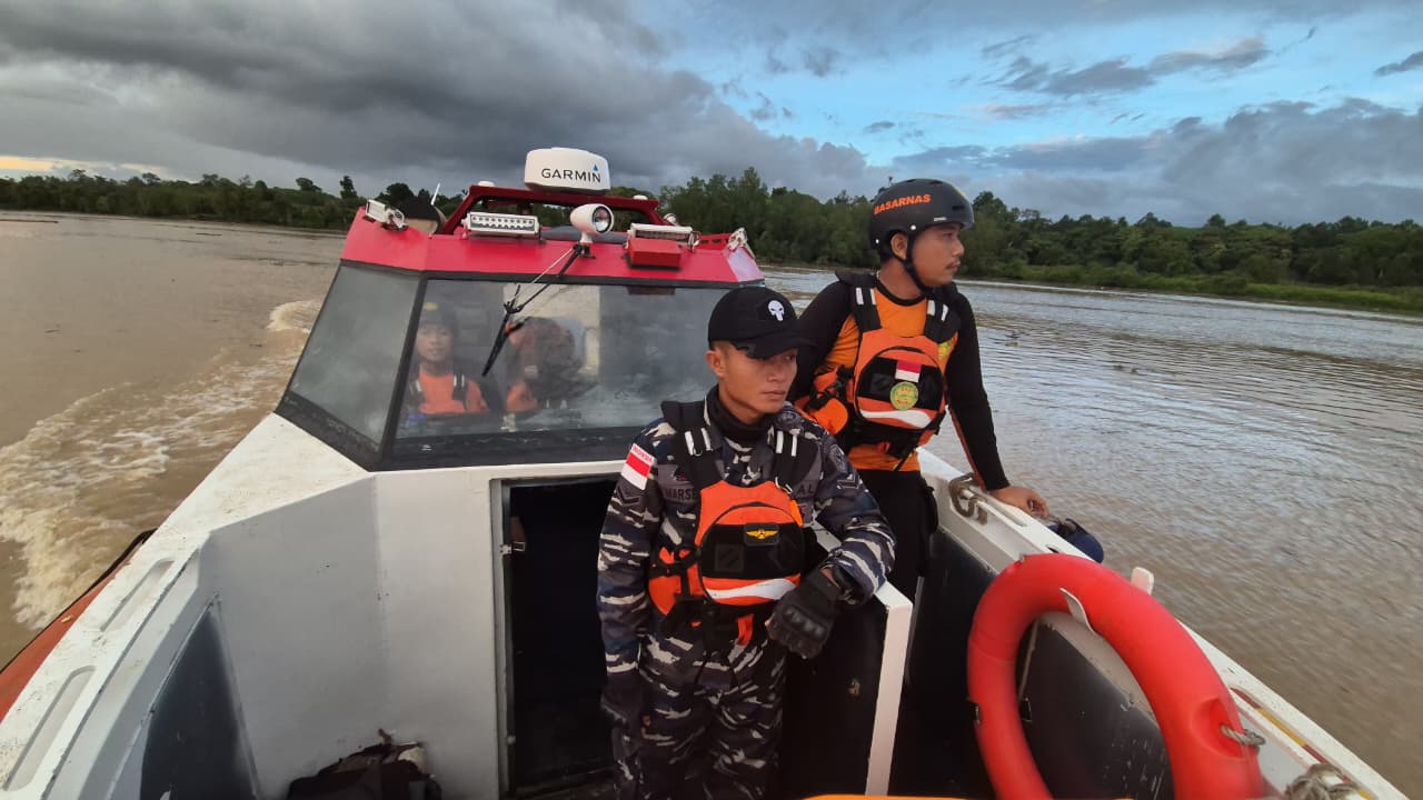 PENYISIR: Tim SAR gabungan melakukan pencarian korban jatuh di Sungai Sesayap, Tana Tidung. (DOK BASARNAS)