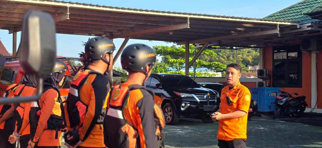 BRIEFING: Tim SAR Tarakan bersiap menuju lokasi kejadian. 