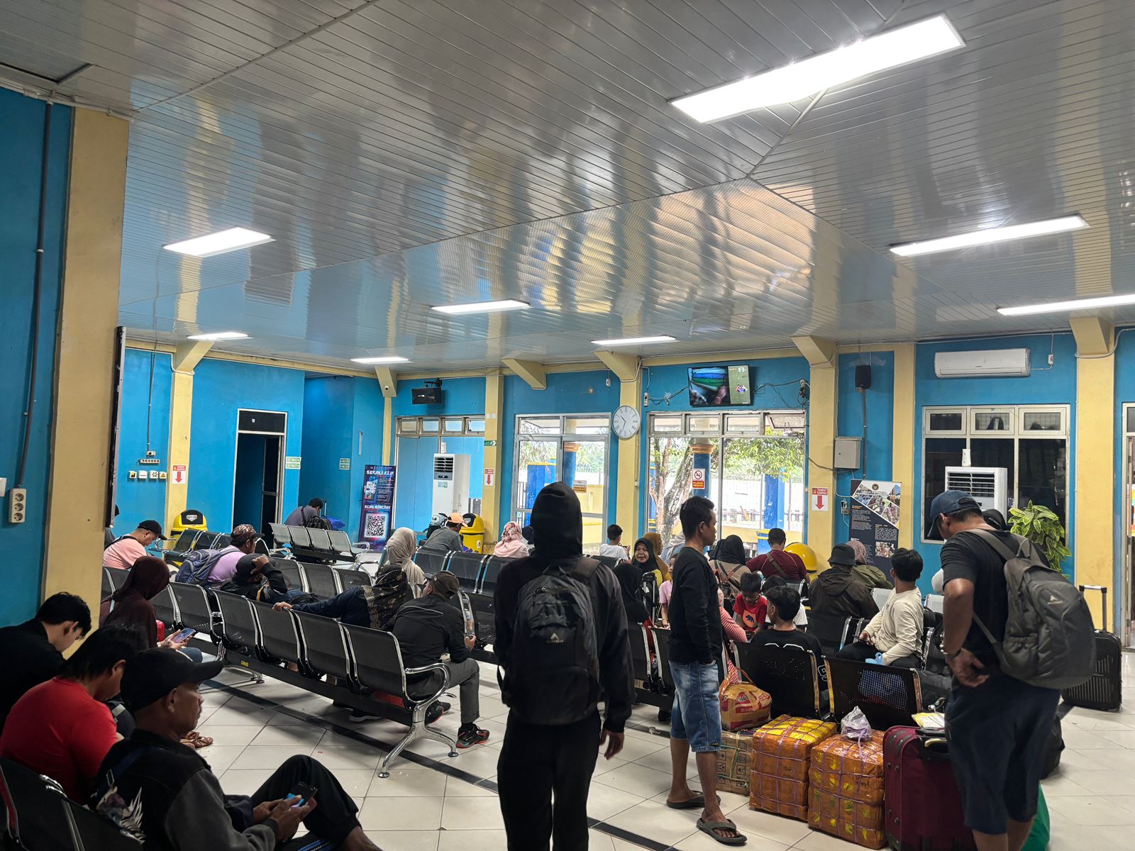 LENGANG: Penumpang yang tengah menunggu di ruang tunggu Pelabuhan Kayan II, Tanjung Selor.