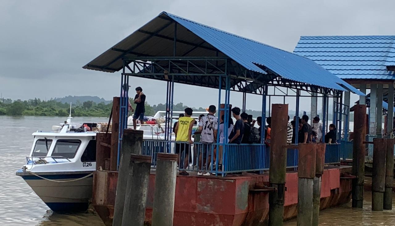MUDIK: Suasana padat penumpang di Pelabuhan Speed Malianu jelang H-1 Idulfitri 2026.