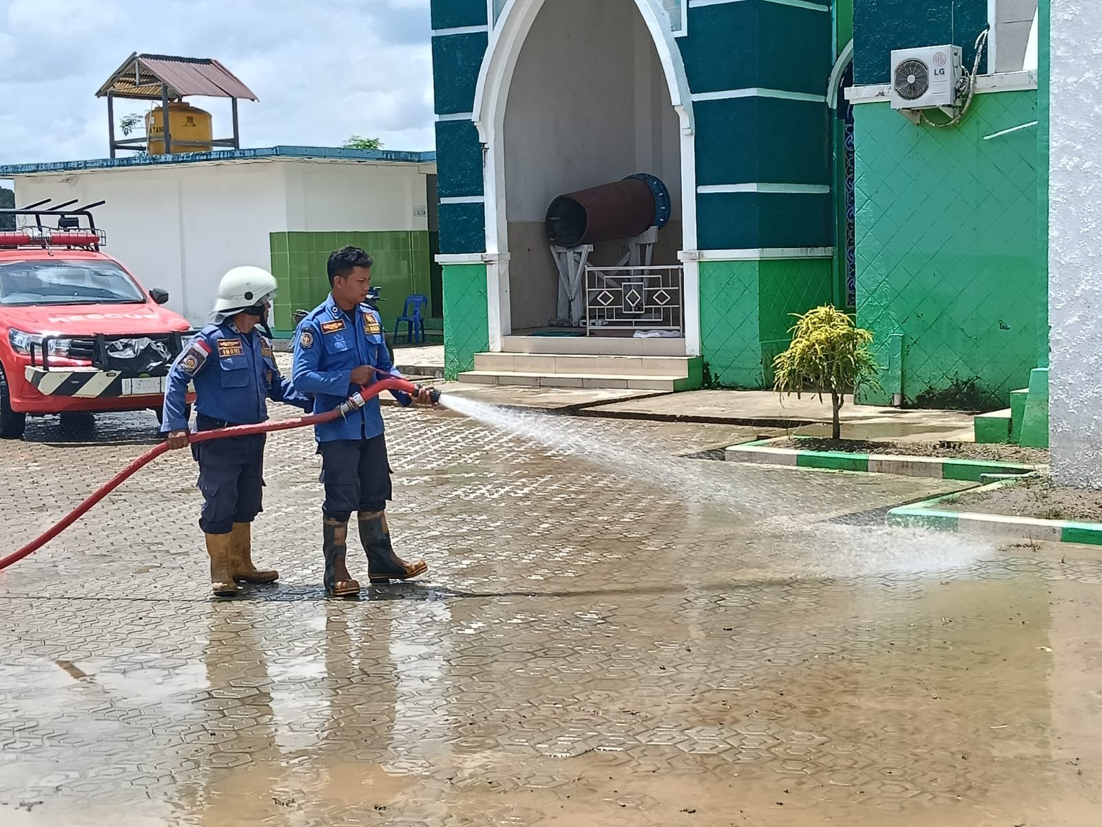 BERSIH: Damkar Malinau saat membersihkan Masjid terdampak banjir di Malinau sebrang untuk Sholat Id esok hari.