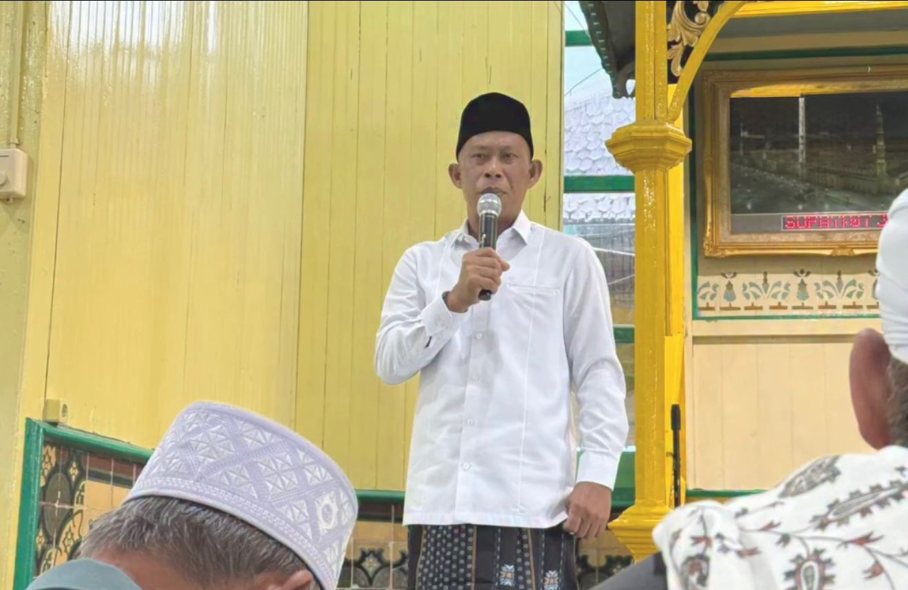 SALAT ID: Bupati Syarwani menyampaikan sambutan  di hadapan jamaah salat Idul Fitri di Masjid Kasimuddin, Tanjung Palas Tengah, Kecamatan Tanjung Palas, Sabtu (21/3).