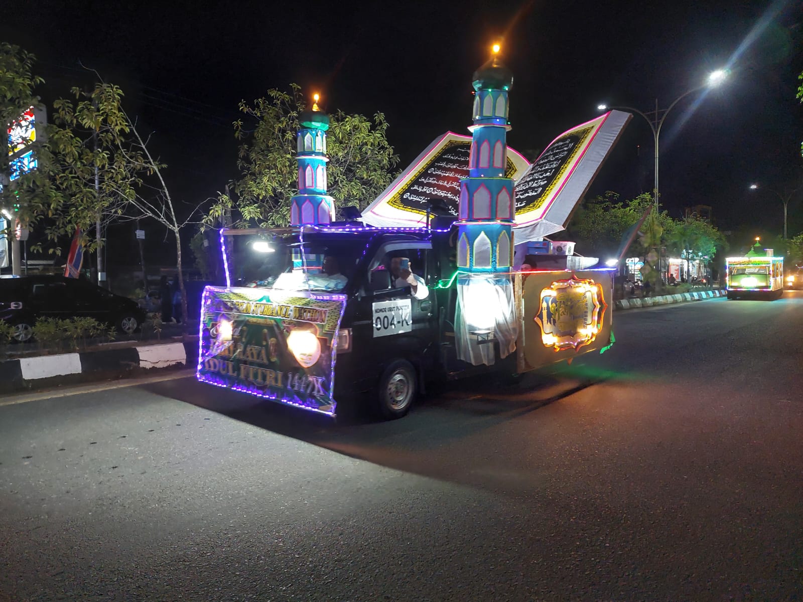 TAKBIR KELILING: Salah satu peserta pakai takbir keliling mobil hias dalam melam Idulfitri.  &nbsp;    &nbsp;  