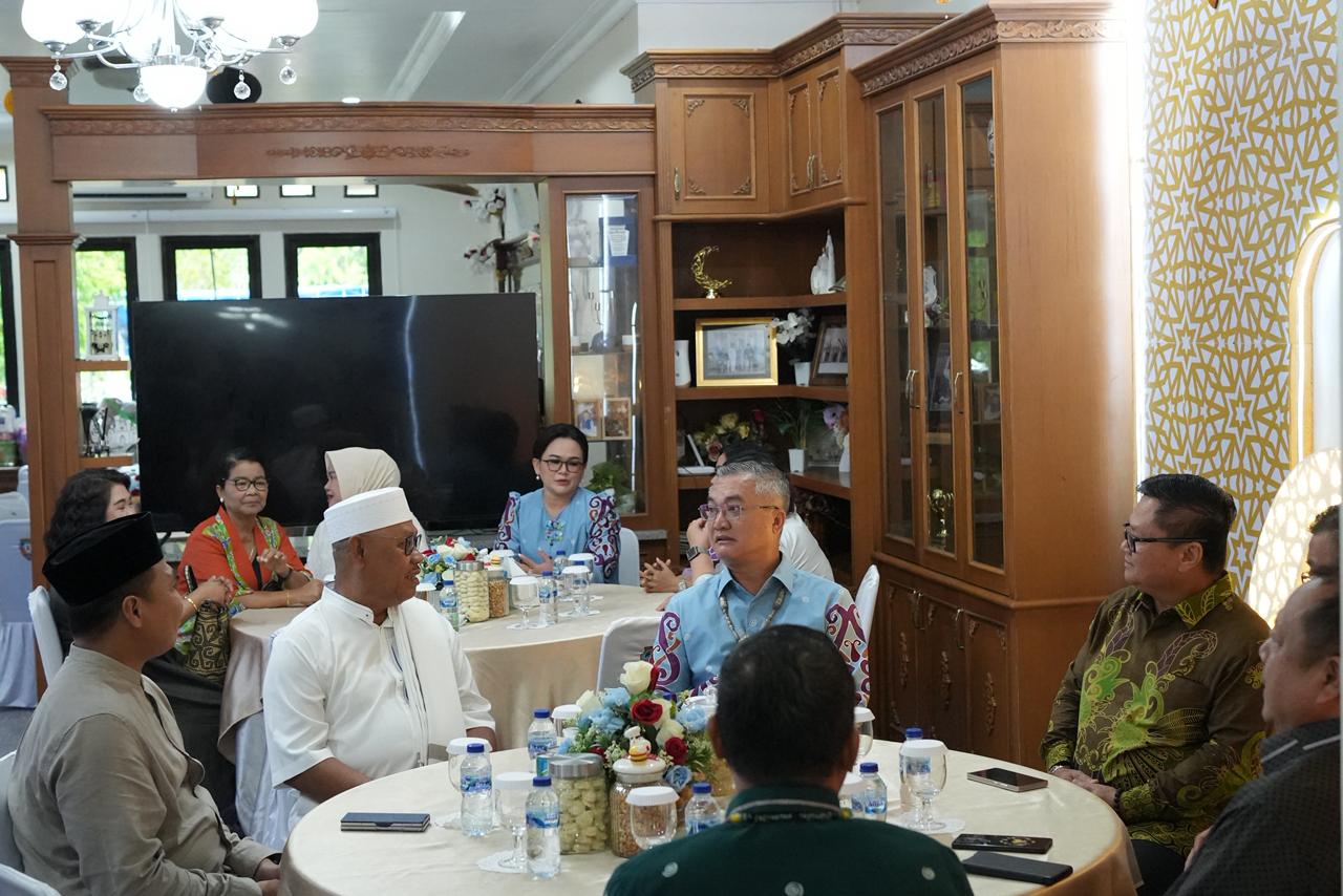 SAMBUT: Suasana silahturahmi Bupati Wempi dan Wabup Jakaria bersama masyarakat Kabupaten Malianu.  &nbsp;