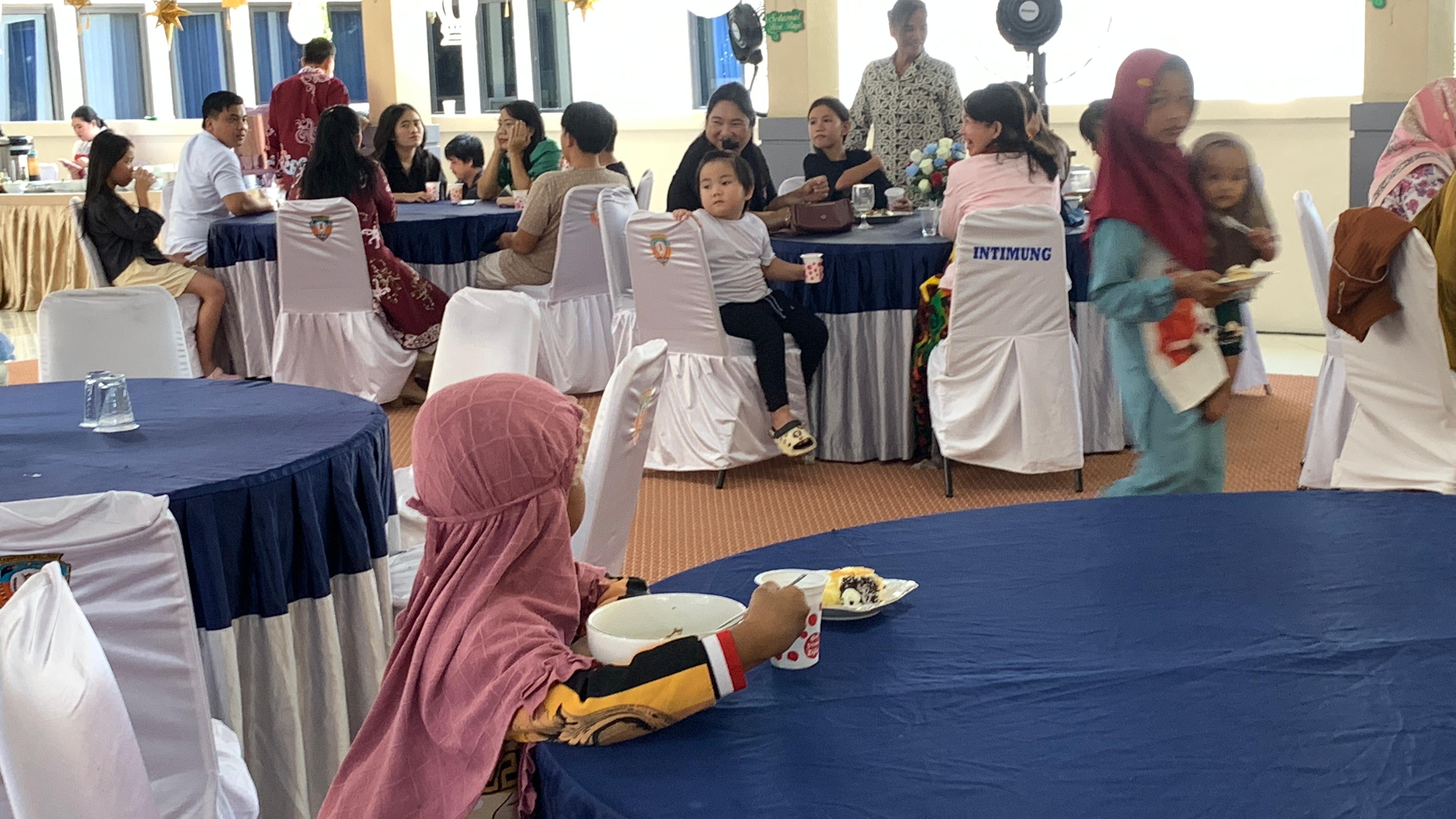 RAMAI: Warga Malinau yang tak henti berdatangan dalam rangka Idulfitri bersama Wabup Jakaria.
