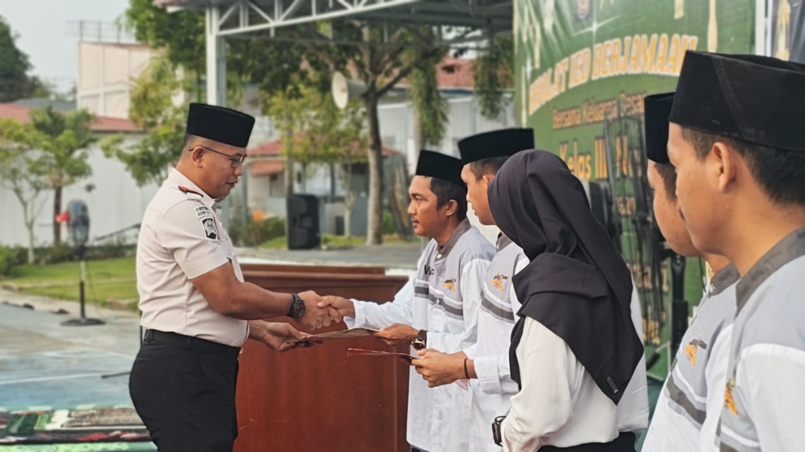 REMISI IDULFITRI : Kalapas Nunukan Puang Dirham menyerahkan remisi Idulfitri kepada perwakilan WBP, Sabtu (21/3).  