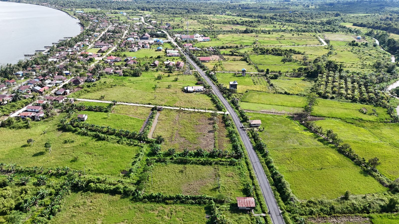 KONEKTIVITAS : Pemkab Bulungan terus membangun konektivitas jalan yang menghubungkan aktivitas ekonomi antar kecamatan.(Taslee/Radar Tarakan)  
