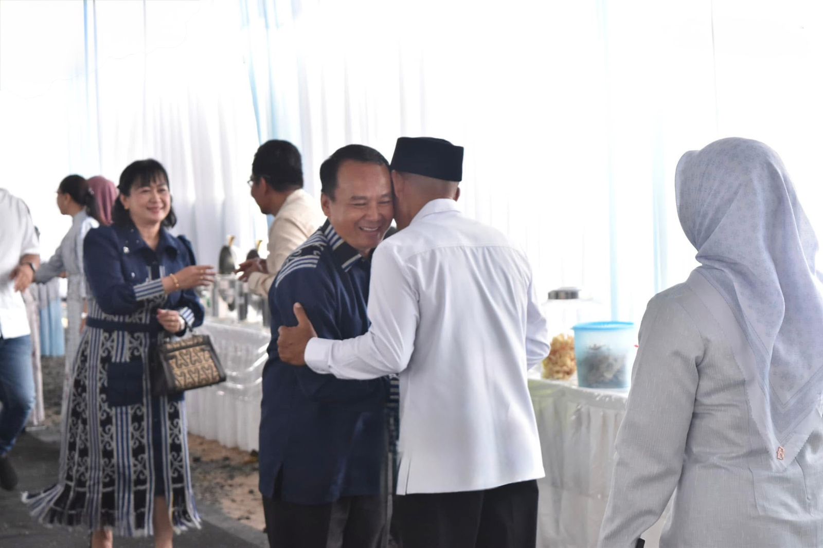OPEN HOUSE : Bupati Bulungan Syarwani bersama istri, menyambut kedatangan tamu-tamu di kegiatan open house idulfitri. Tampak hadir pula Wakil Bupati Bulungan; Kilat.   (Taslee/Radar Tarakan)  