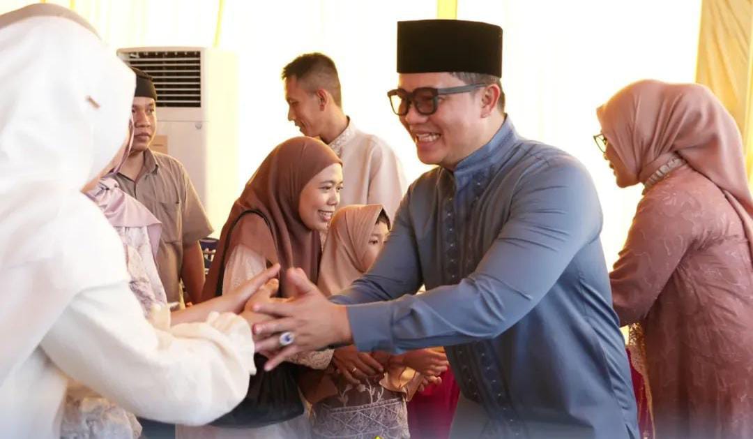 SILATURAHMI: Bupati Ibrahim Ali bersama istri, Vamelia Ibrahim menyambut masyarakat di Open House Idul Fitri 1447 H/2026.