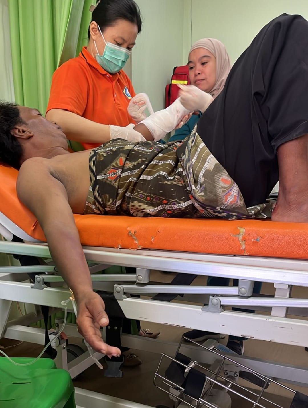 PERAWATAN : Ismail korban yang diterkam buaya di Sungai Mamolo usai mendapatkan penanganan medis atas luka gigitan buaya di lengannya.