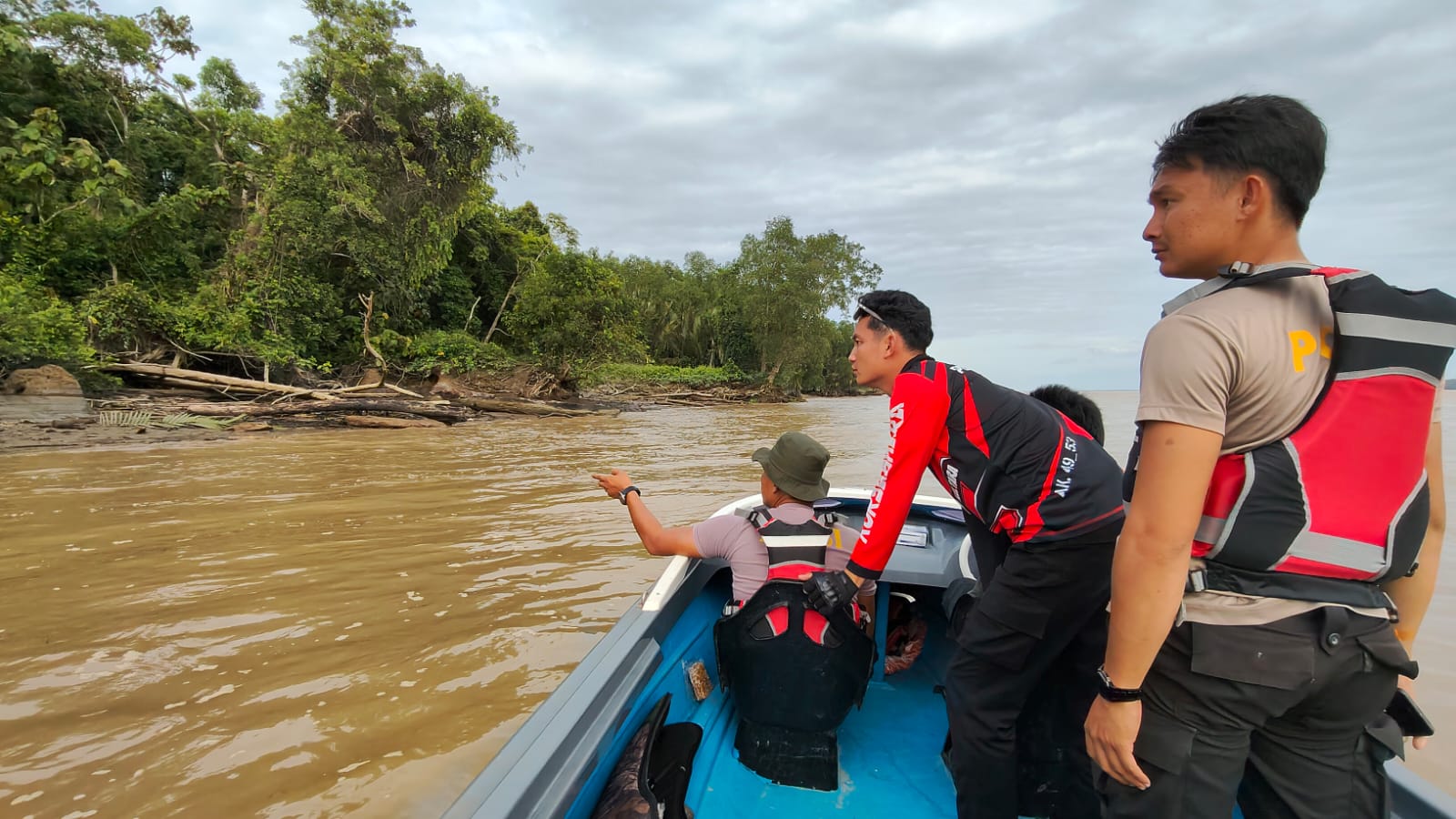 BELUM DITEMUKAN: Personel Polres Tana Tidung turut melakukan penyisiran korban ABK speedboat Habibie yang terjatuh di Sungai Sesayap.(DOK POLRES KTT)