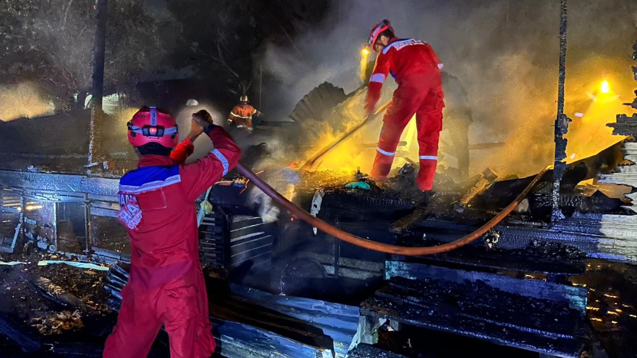 LUDES: Suasana pemadaman api dirumah korban kebakaran oleh Damkar Malinau.