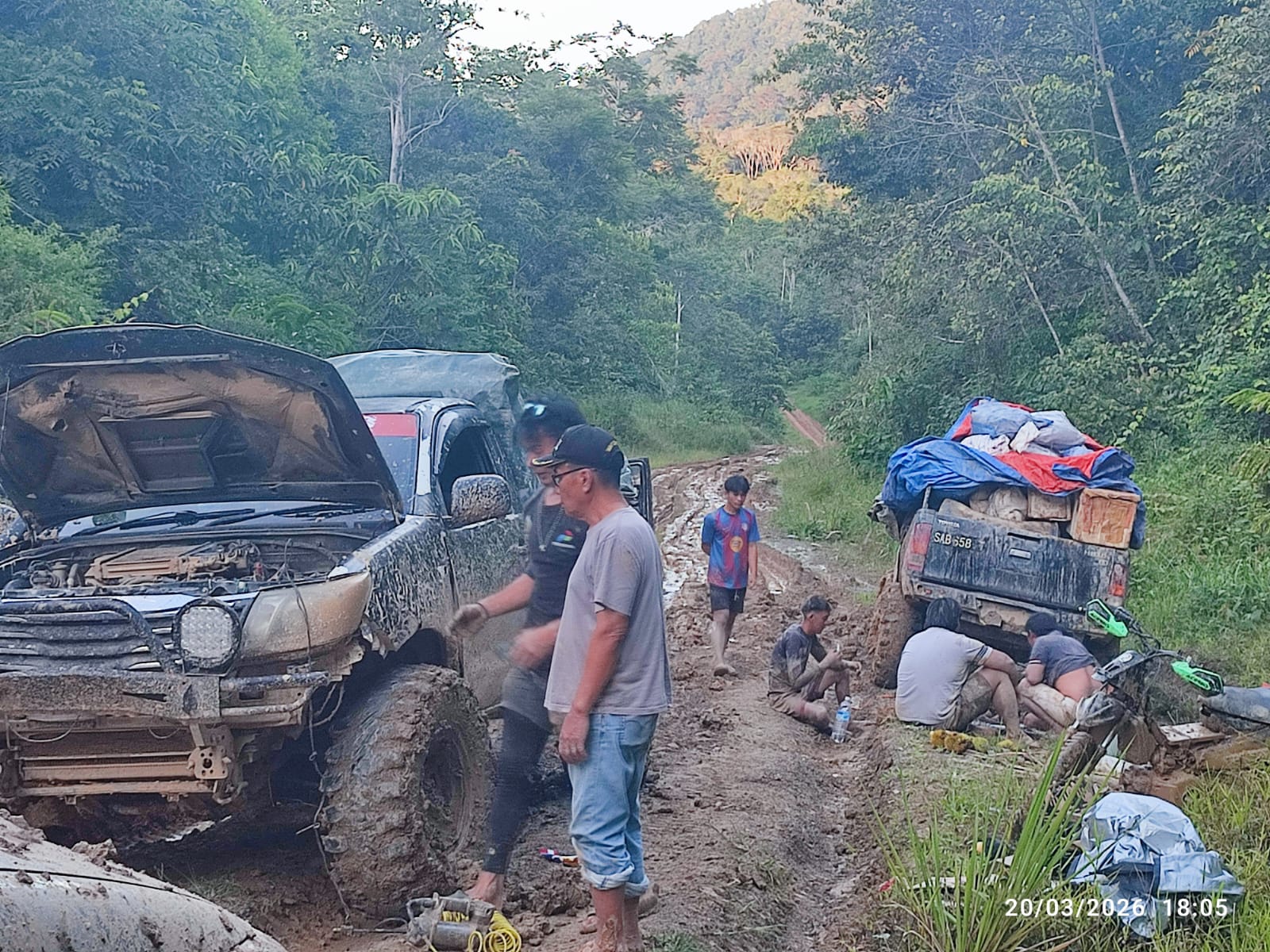 MIRIS : Kondisi jalan penghubung antar kecamatan di Krayan rusak parah dan membuat kendaraan tertahan di tengah jalan.