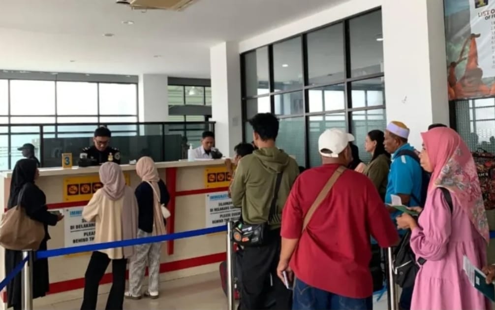 PEMERIKSAAN : Petugas Imigrasi Kelas II TPI Nunukan melakukan pengecekan dokumen keimigrasian penumpang yang berang menuju Tawau, Malaysia.  