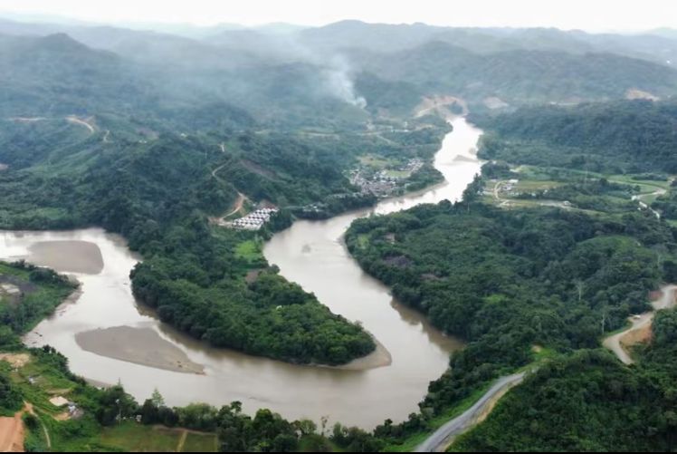 SAMBUT PEMBANGKIT: Sungai Mentarang, Kecamatan Mentarang, Kabupaten Malinau yang akan dilakukan peledakan untuk kepentingan pembangunan PLTA.