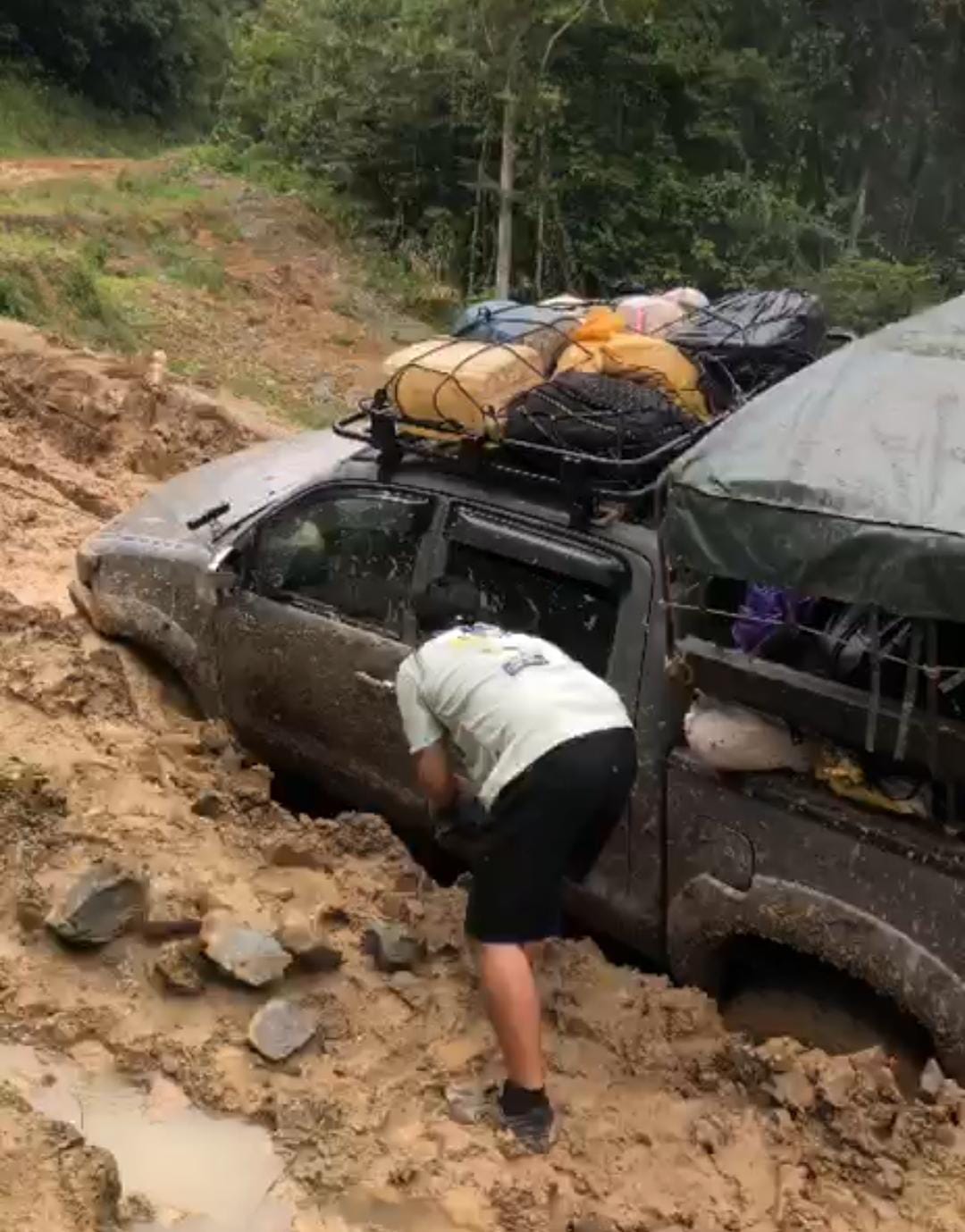 TERTAHAN: Kondisi kendaraan yang mengangkut kebutuhan masyarakat tertanam karena kondisi jalan rusak.  