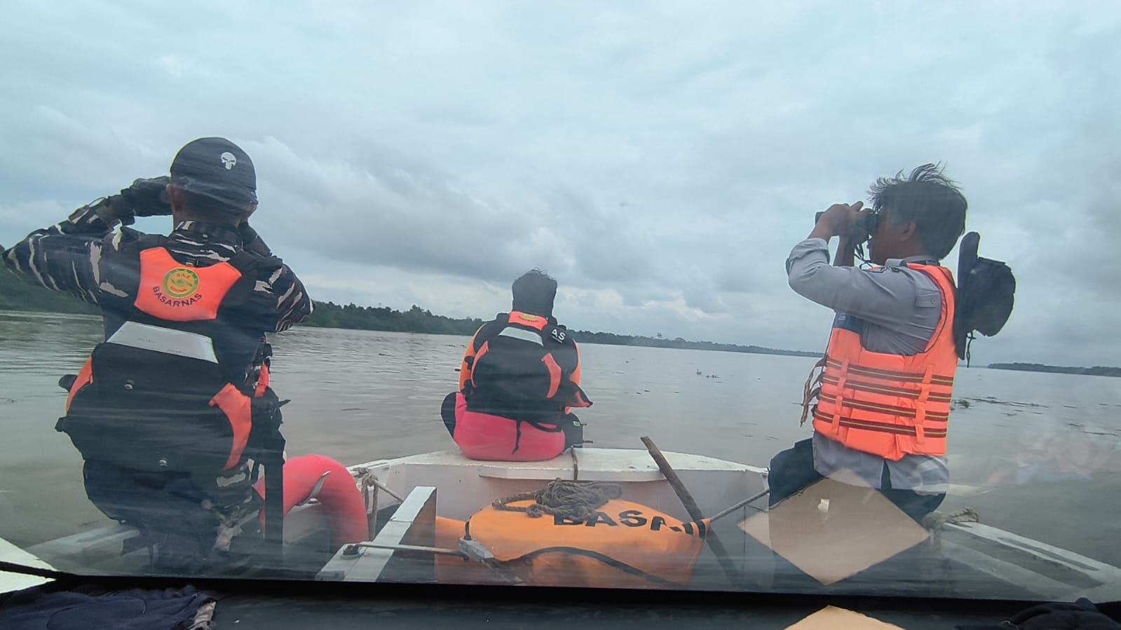 NIHIL: TIm SAR gabungan saat menyisir di sekitar lokasi kejadian pada Rabu (25/3).(DOK SAR TARAKAN)