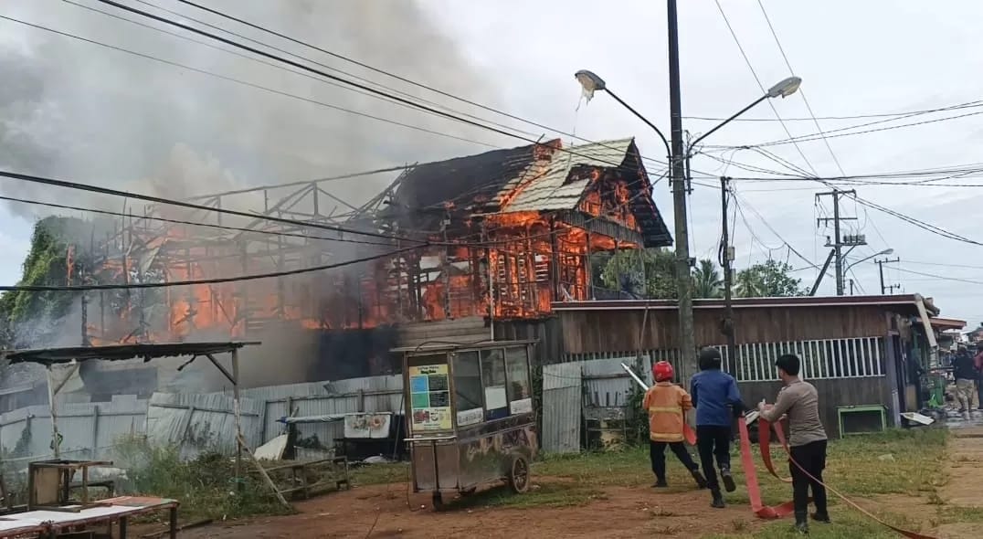 SESUAI PROSEDUR: Damkar bersama Polri melakukan pemadaman api yang membakar rumah di Tideng Pale beberapa waktu lalu. (FOTO: DOK RADAR TARAKAN)
