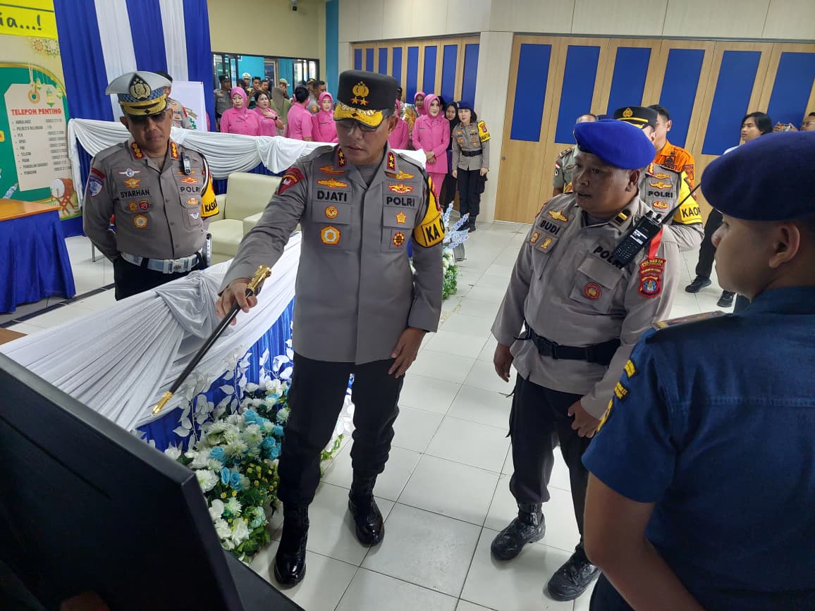 TINJAU LAPANGAN: Kapolda Kaltara saat meninjau pos pengamanan di Pelabuhan Kayan II.
