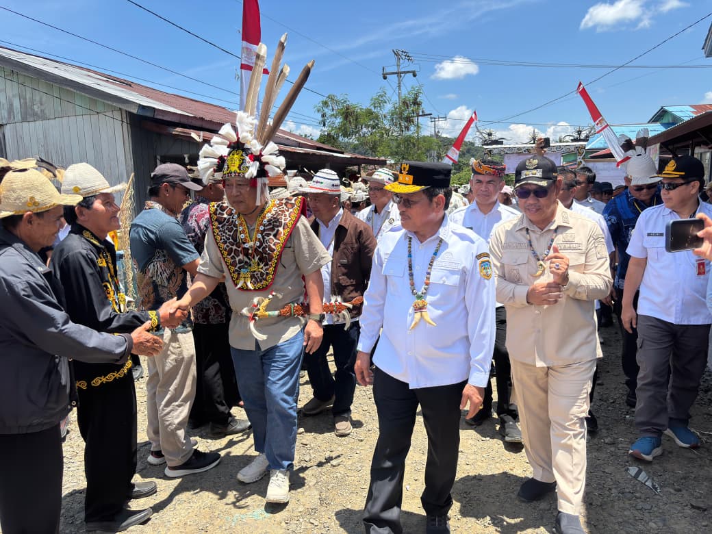 KUNJUNGAN: Wagub Kaltara, Ingkong Ala mendampingi rombongan dari Sarawak meninjau PLBN Long Nawang.