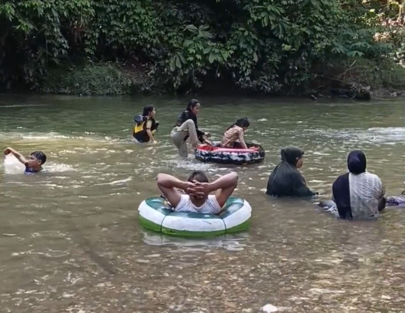 WISATA: Suasana tempat wisata Tane Olen ramai dikunjungi wisatawan.