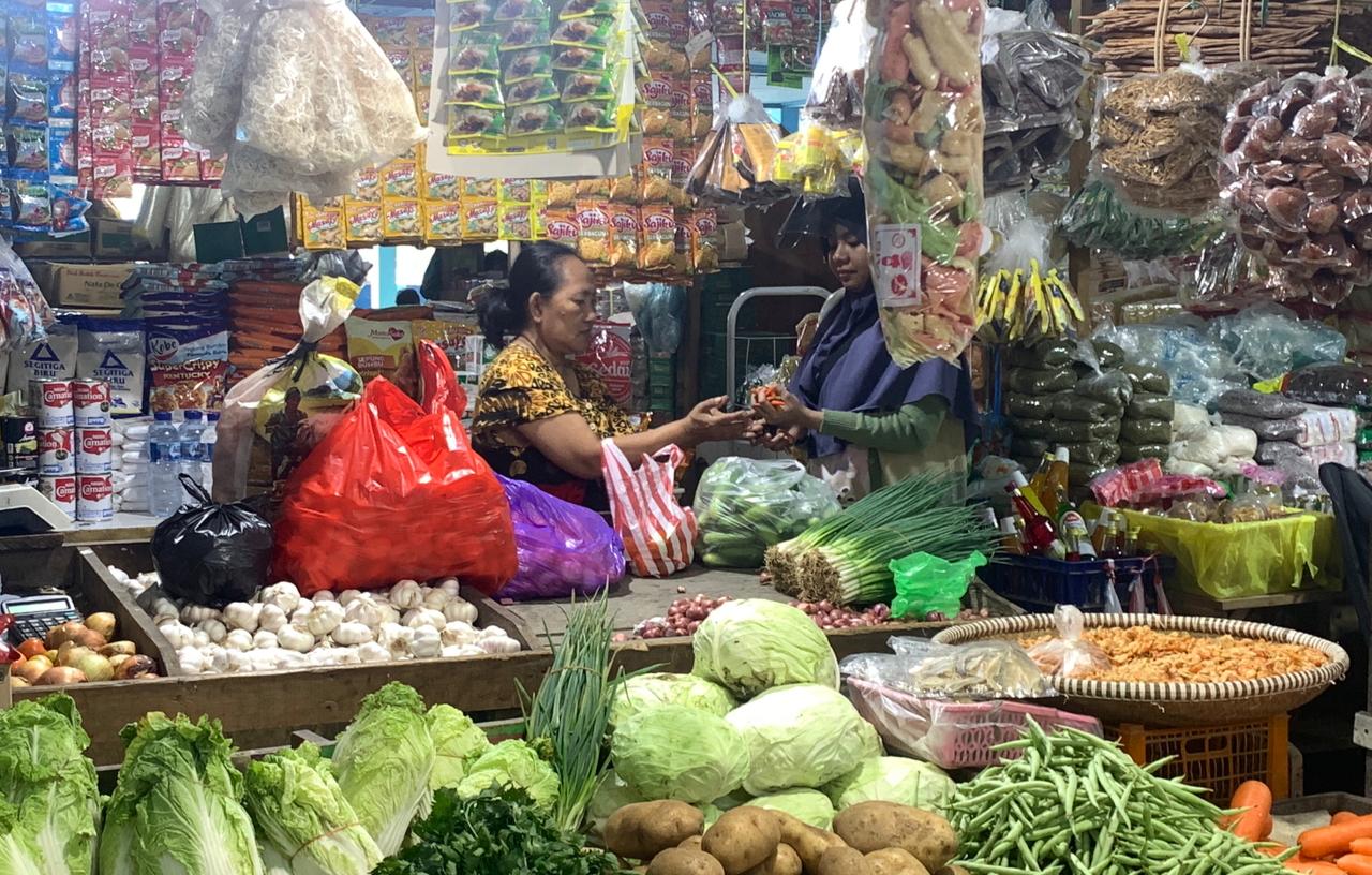 NAIK: Suasana Pasar Induk Malinau, terlihat seorang warga membeli cabai disalah satu ruko pedagang.