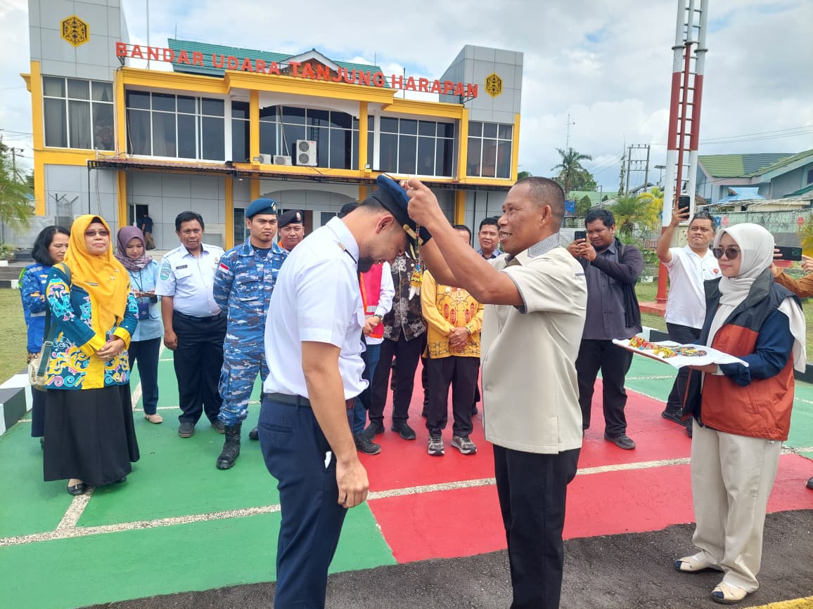 SAMBUT RUTE BARU: Bupati Bulungan Syarwani menyambut kapten pilot Wing Air ATR 72-500, Kamis (26/3).  &nbsp;