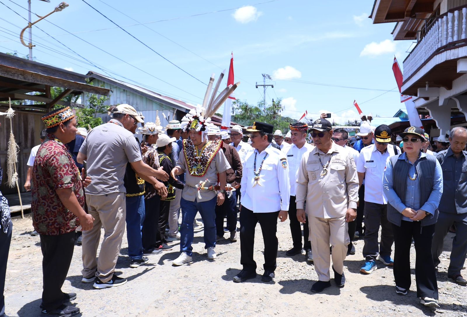 KERJA SAMA: Kedatangan Timbalan Menteri Digital Serawak disambut baik oleh warga Apau Kayan, Rabu (25/3).