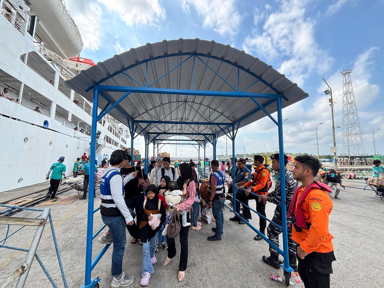 ARUS BALIK : Meski terjadi peningkatan jumlah penumpang, kondisi di Pelabuhan Malundung tetap terkendali.