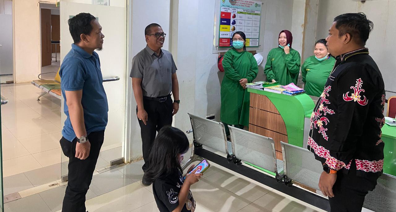 PELAYANAN PUBLIK: Sekda Tana Tidung H. Hersonsyah melihat langsung pelayanan kepada masyarakat di RSUD Achmad Berahim, Tana Tidung, Kamis (26/3).(FOTO:ISTIMEWA)