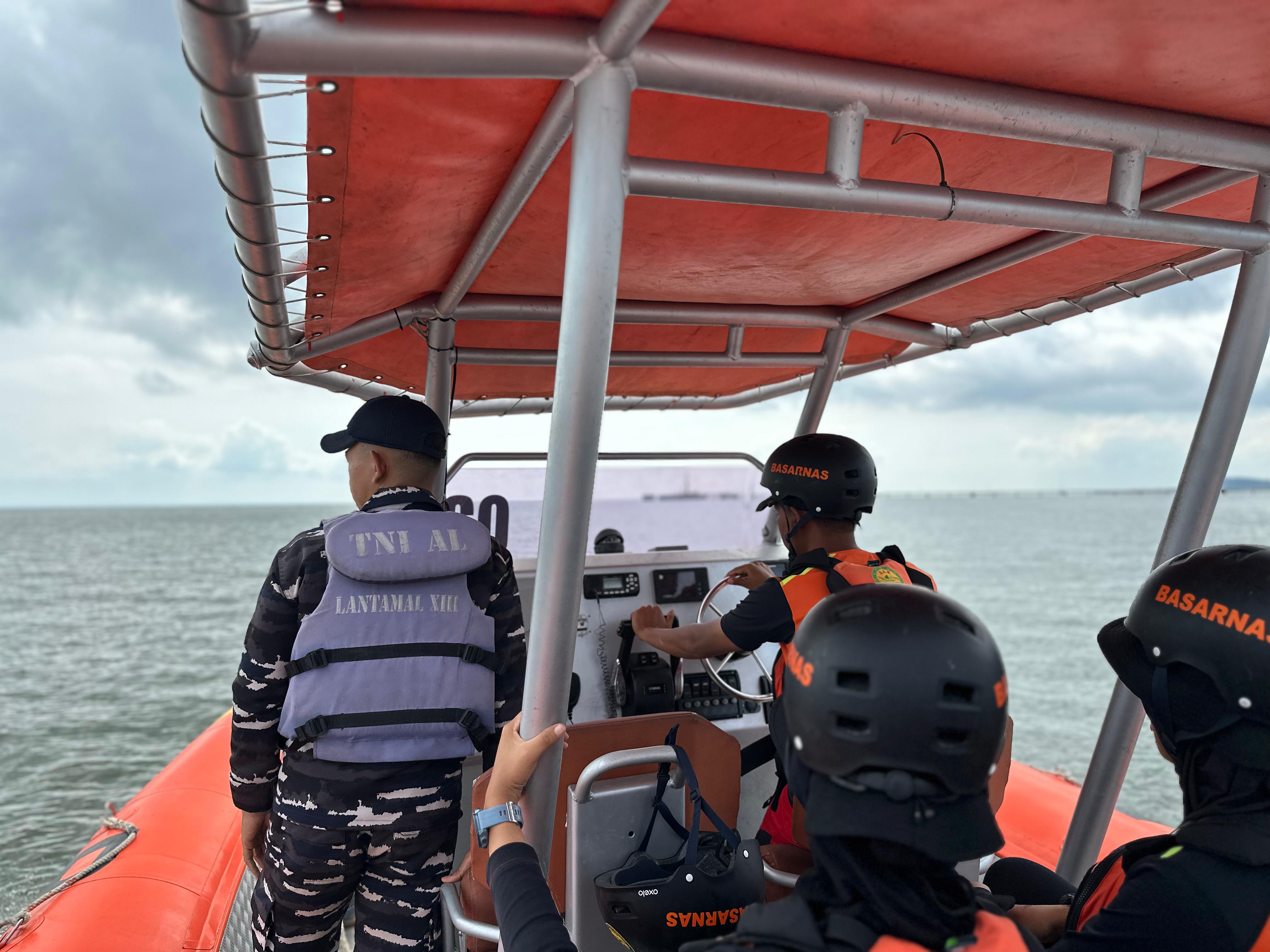 NIHIL: Tim SAR gabungan melakukan penyisiran di satu korban longboat tenggelam di hari ketujuh, Jumat (27/3).(FOTO: DOK SAR TARAKAN)  
