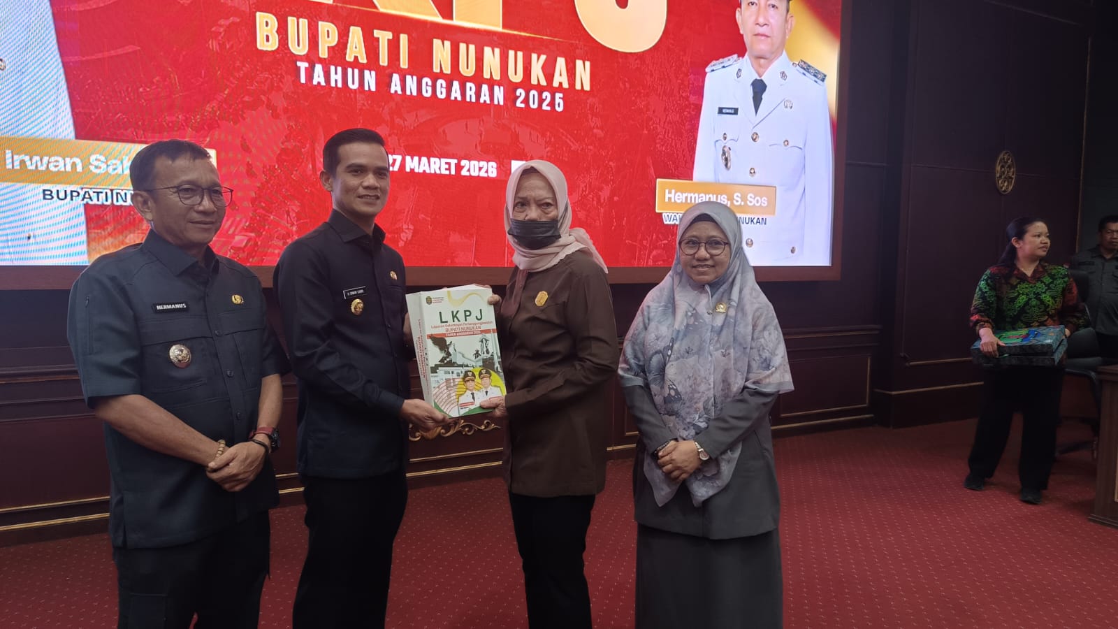 PENYERAHAN : Bupati Nunukan H. Irwan Sabri didampingi Wakil Bupati Nunukan, Hermanus saat menyerahkan LKPJ Bupati Nunukan 2025 ke Ketua DPRD Nunukan, Hj. Rahma Leppa, Jumat (27/3).