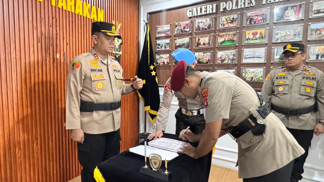 PENYERAHAN : Proses penyerahan jabatan sementara Kasat Resnarkoba Polres Tarakan yang dipimpin Kapolres Tarakan AKBP Erwin Syahputra Manik.