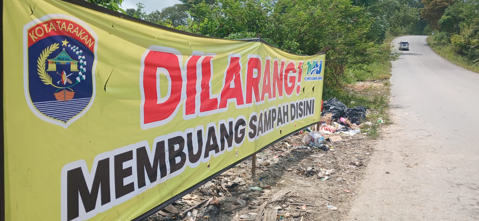 TERPASANG: Penampakan spanduk larangan membuang sampah di Gunung Selatan.  