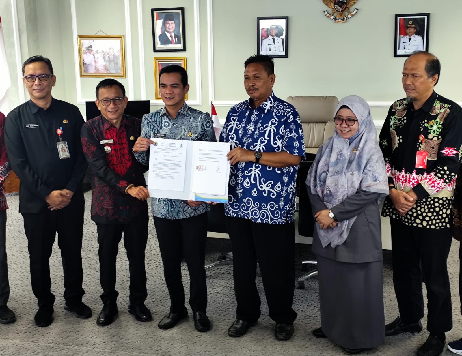 ASRULLAH  SERAHKAN : Bupati Nunukan H. Irwan Sabri saat menerima dividen dari Direktur Perumda Tirta Taka, Apriansyah sebesar Rp 2,6 miliar pada Jumat (27/3) diruang kerjanya.