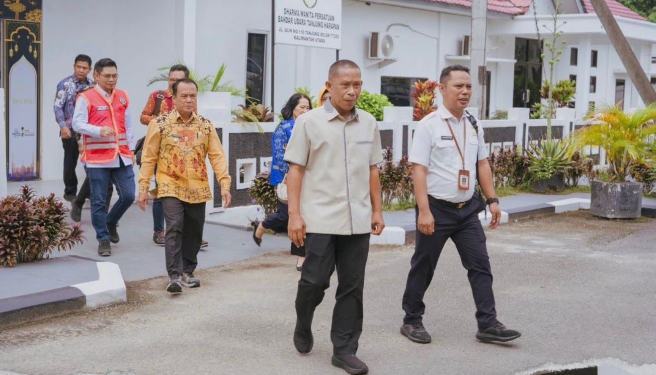 PENERBANGAN : Bupati Bulungan Syarwani ketika hadir di Bandara Tanjung Harapan, menyambut pendaratan perdana Wings Air di Bandara tersebut.(Taslee/Radar Tarakan)   