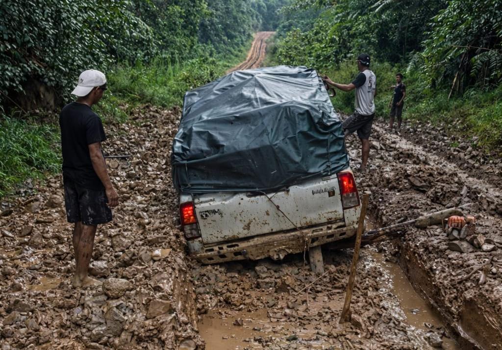 RUSAK : Kondisi jalan penghubung antar kecamatan di Krayan Selatan rusak parah hingga sulit dilalui.  