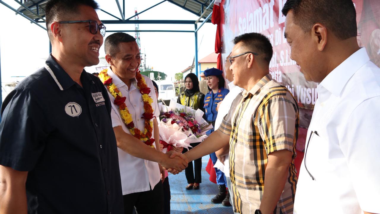 DISAMBUT: Wakapolda Kaltara, Brigjen Pol Andries Hermanto menyambut kedatangan Brigjen Pol Yusuf.  &nbsp;